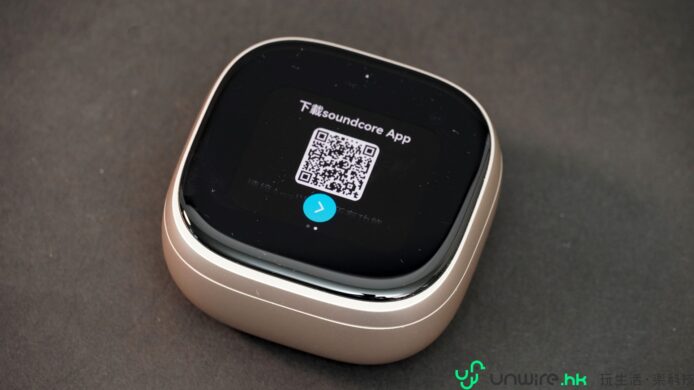 智能手錶顯示Soundcore應用程式的QR碼.