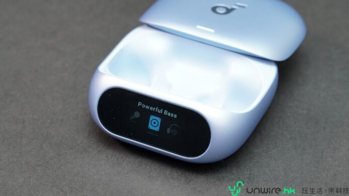 無線耳機充電盒，帶有數碼顯示屏，展示電池.