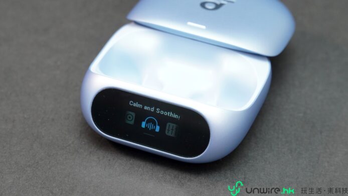 智能耳機充電盒，帶有數碼顯示屏，顯示電量.