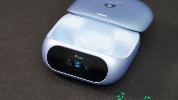 無線耳機充電盒，便攜式設計，顯示電量狀態.