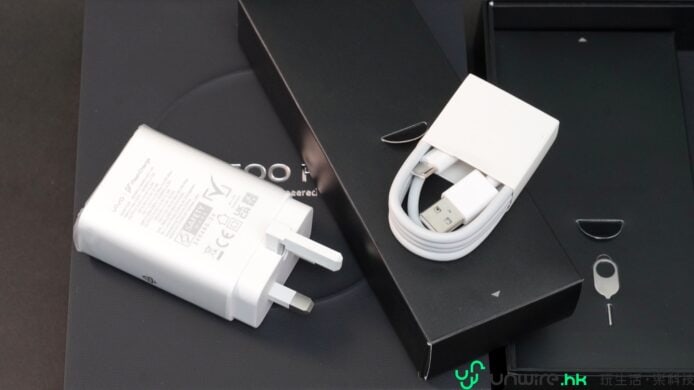 充電器與配件的圖片.