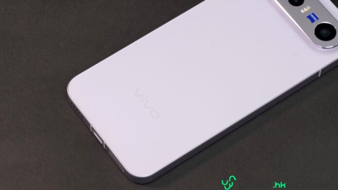 Vivo 白色智能手機展示.