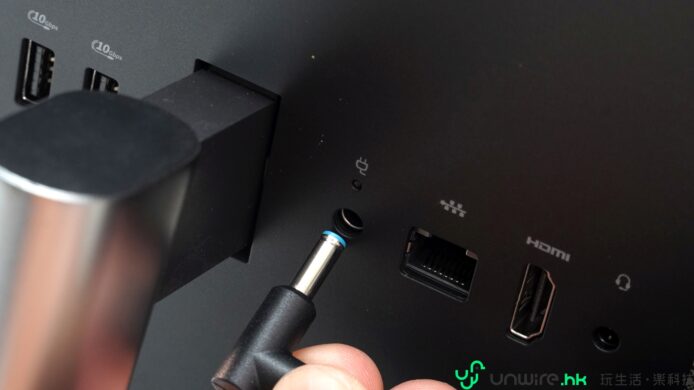 電腦連接多個裝置的USB-C和HDMI端口.