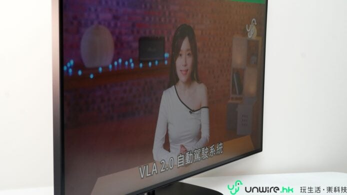 無線科技展示屏幕上的女性主持人.