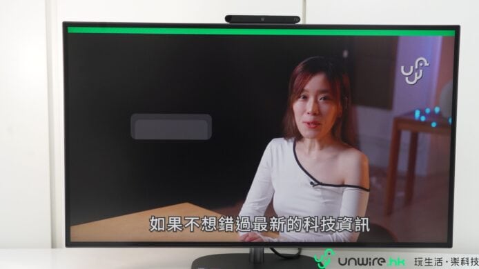 ALT標籤：年輕女性主播介紹最新科技資訊.