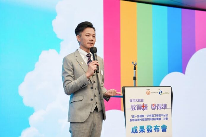 ALT標籤:科技演講嘉賓在舞台上發言,背景彩.