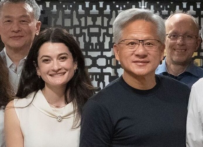 科技領袖合照,展示多位專業人士在科技行業.