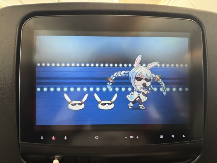 可愛的兔子VTuber在賽車場表演.