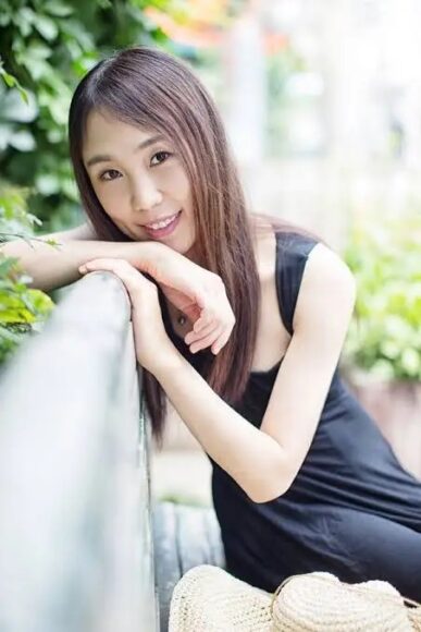 年輕女子微笑在戶外拍照.