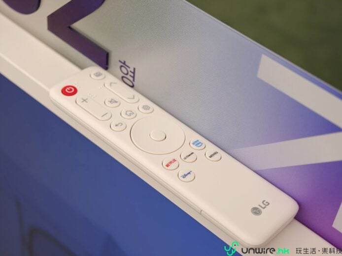 LG電視遙控器與顯示屏幕.