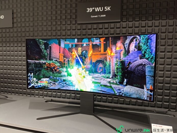 LG 39吋電競顯示器展示高畫質畫面.