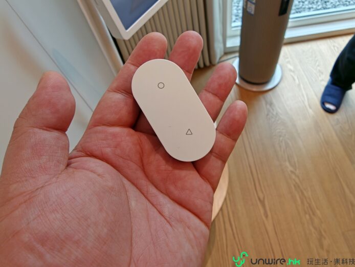 LG 智能遙控器展示於手中.