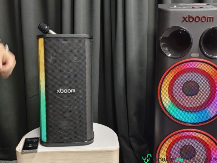 Xboom喇叭展示，彩色燈光效果.