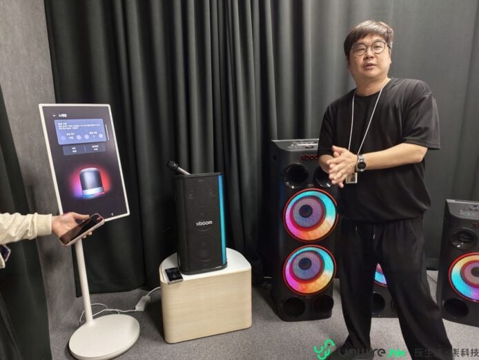展示多款LG音響設備與控制面板.