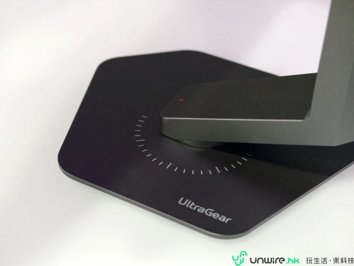 UltraGear 無線充電底座展示.