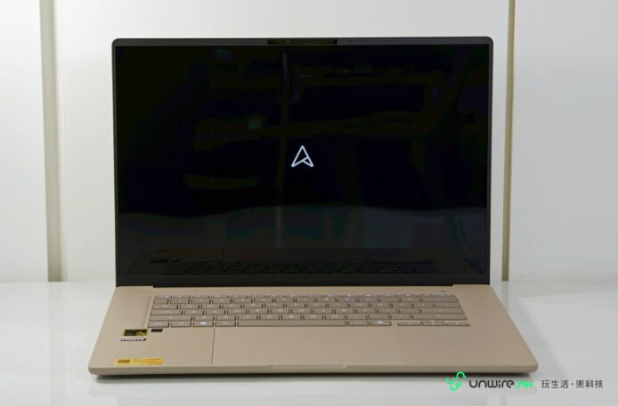 ASUS Zenbook A16 輕薄設計與長電池壽命.