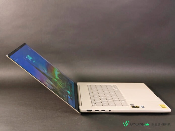 華碩 Zenbook A16 輕薄筆電展示.