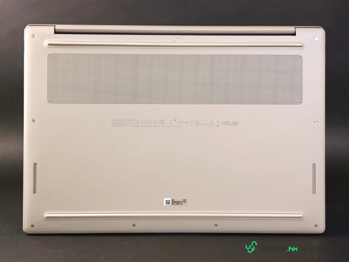 ASUS Zenbook A16筆記本電腦底部特寫.