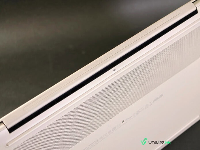 ASUS Zenbook A16 輕薄設計與散熱孔.