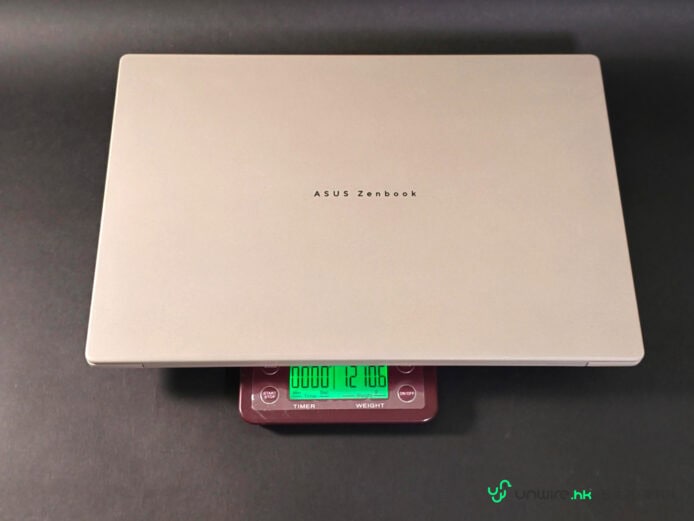 ASUS Zenbook A16 輕薄電腦放在電子秤上.