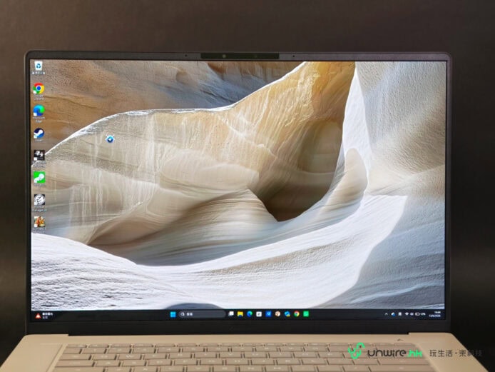 ASUS Zenbook A16 輕薄電腦屏幕特寫.