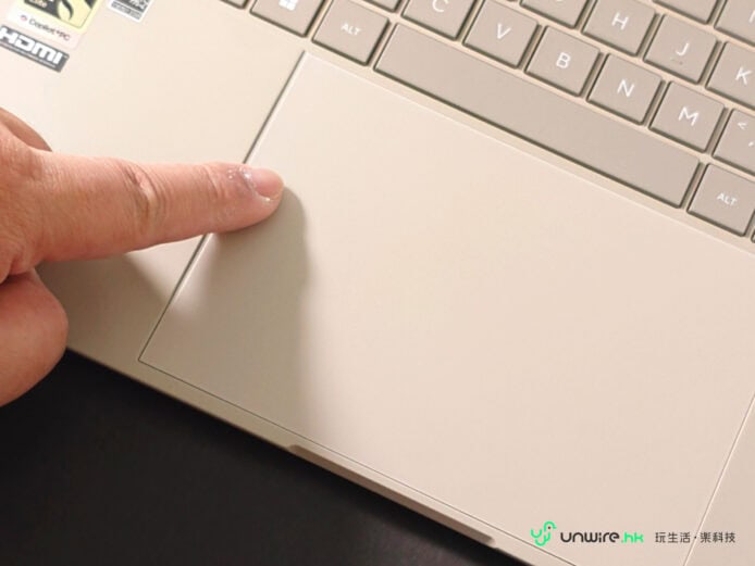 手指按在ASUS Zenbook A16觸控板上.