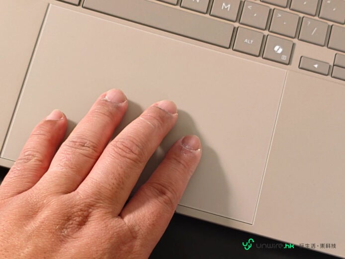 手指在Zenbook A16鍵盤上操作.