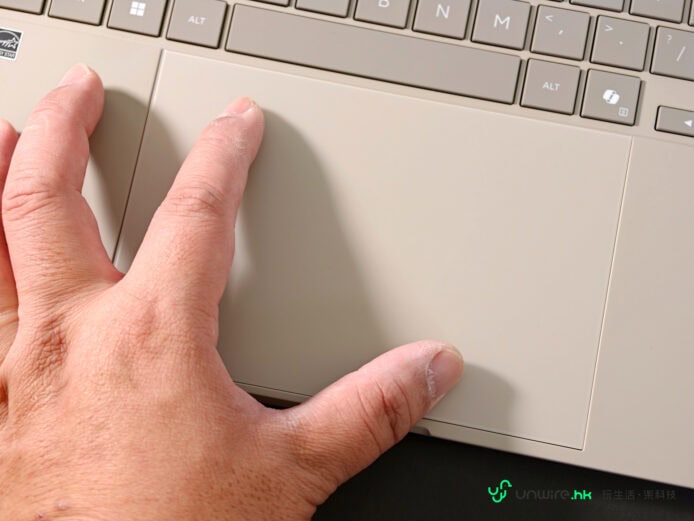 手指按在ASUS Zenbook A16鍵盤上.