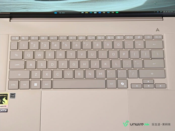 華碩Zenbook A16輕薄筆記本鍵盤特寫.