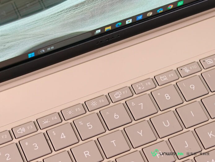 華碩Zenbook A16筆記本電腦鍵盤特寫.