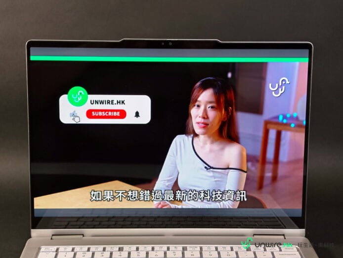 科技評測影片畫面,女性主播介紹最新科技資.