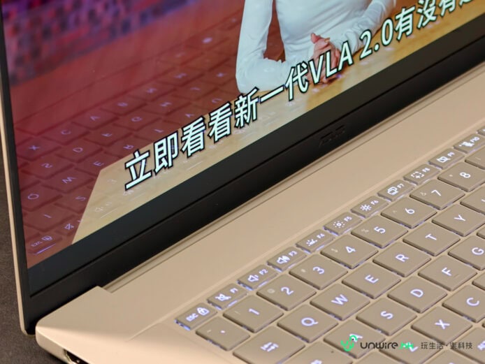 華碩 Zenbook A16 輕薄電腦屏幕與鍵盤特寫.