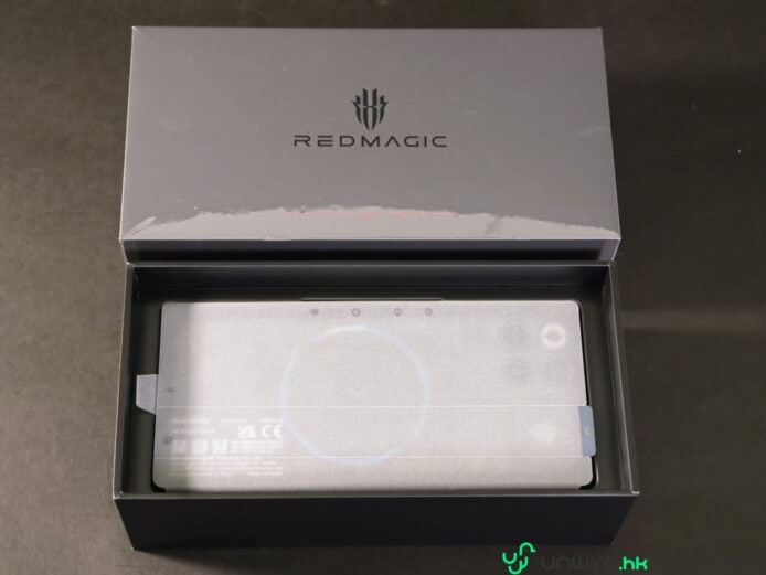 REDMAGIC 11 S Pro手機在盒內展示.