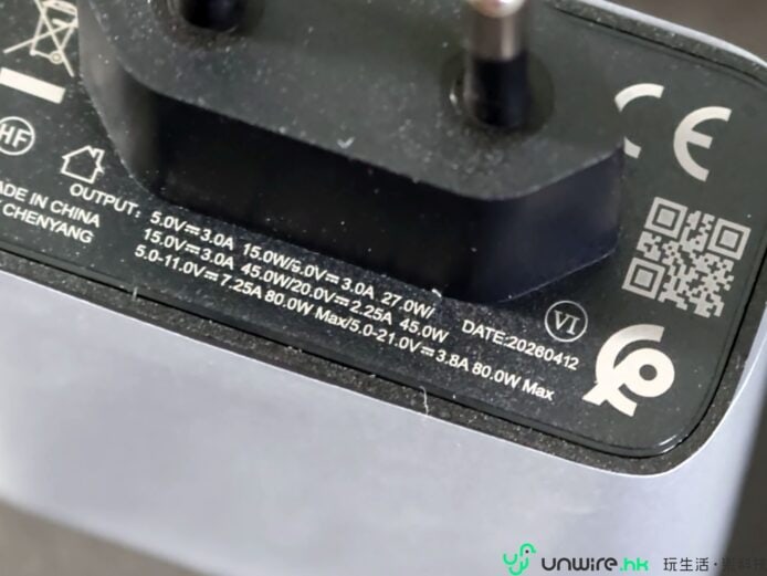 充電器接口細節,顯示電壓和電流規格.