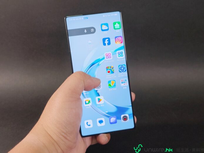 手持智能手機顯示多個應用圖標.