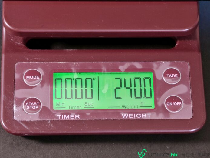 電子秤顯示2400克的重量.
