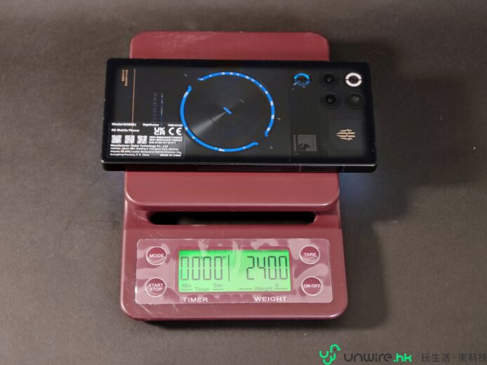 手機放在電子秤上顯示重量.