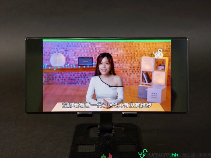 手機拍攝測試畫面,展示一位女性在室內背景.
