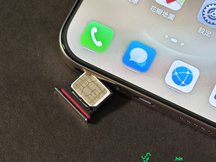 華為nova 15 Max插入SIM卡槽.
