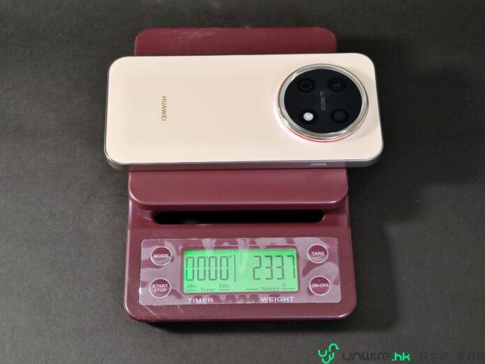 華為nova 15 Max手機放在電子秤上.