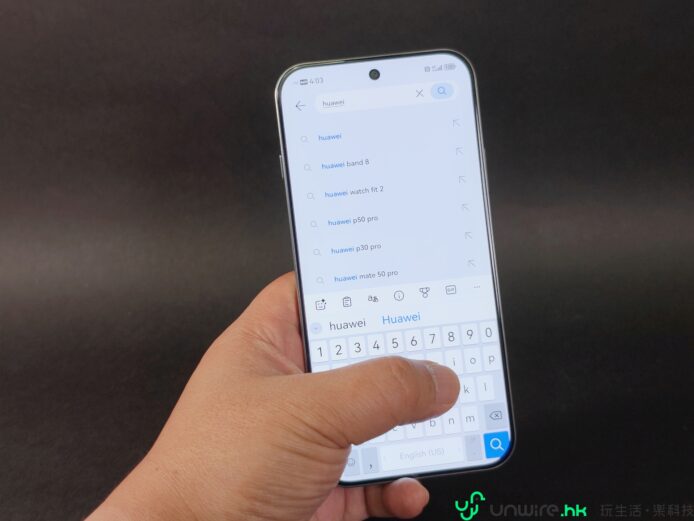 手持華為手機搜尋功能界面.