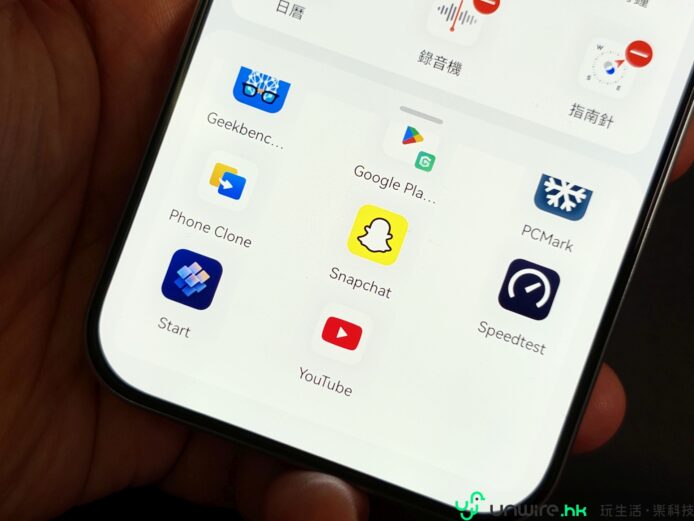 手機屏幕顯示Snapchat和YouTube圖標.