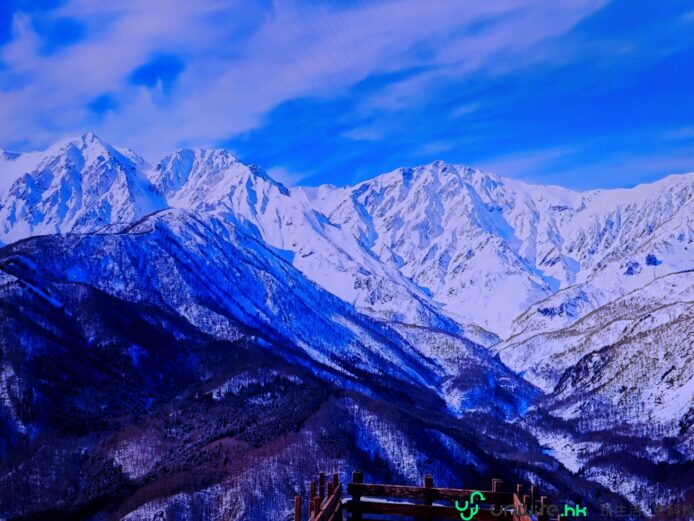 壯麗雪山與藍天背景.