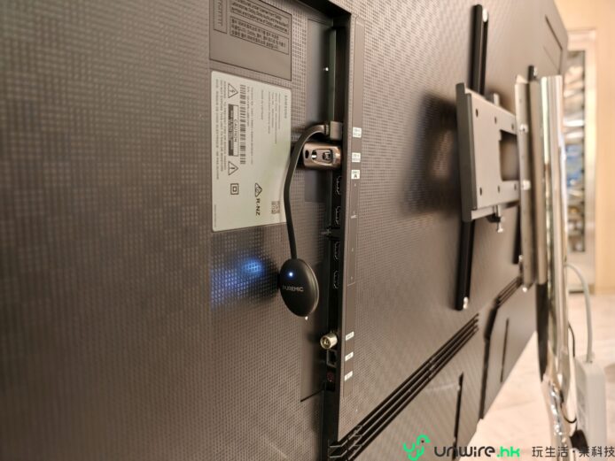 電視背面連接端子與線纜.