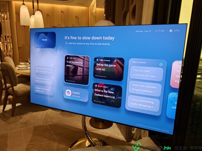 微型RGB電視展示,顯示智能界面和語音控制功.
