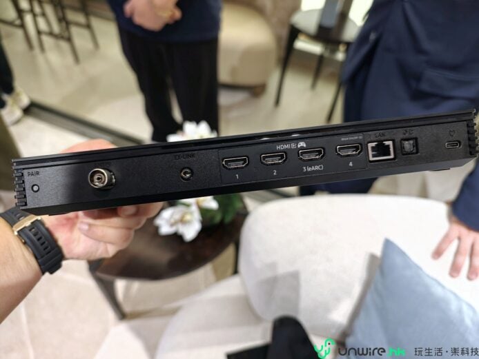 電視背面多接口展示，適合家庭娛樂.