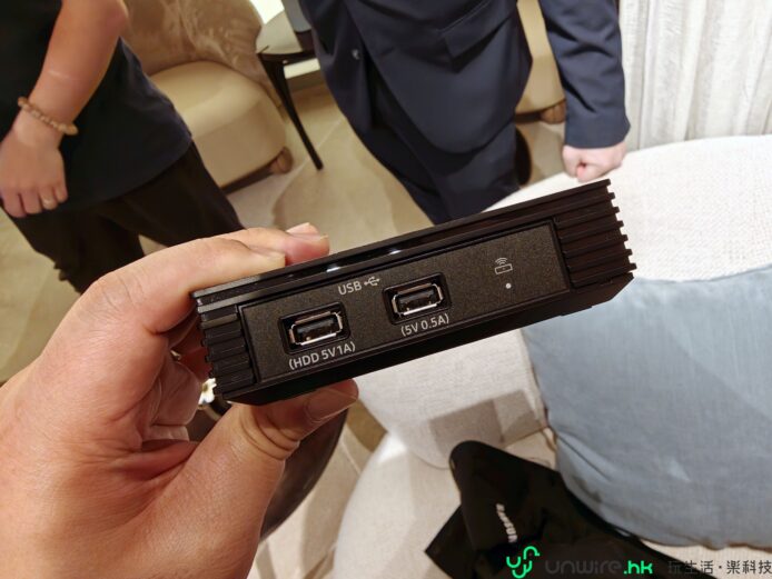 手持多功能便攜電源,展示多個接口.