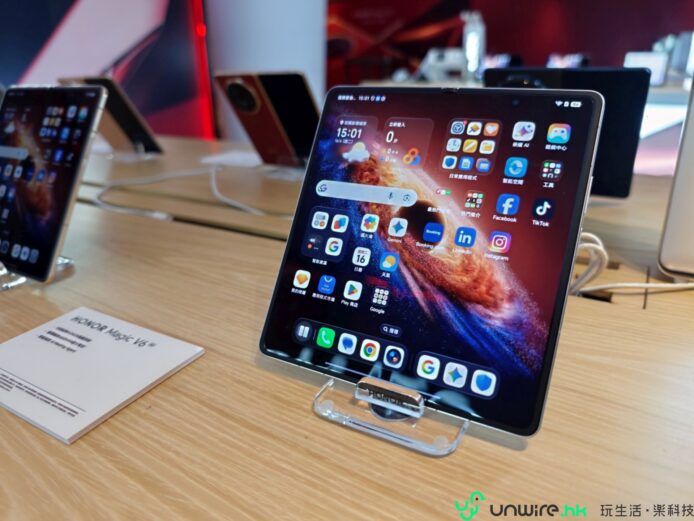 Honor Magic V6 摺疊手機展示於展台.