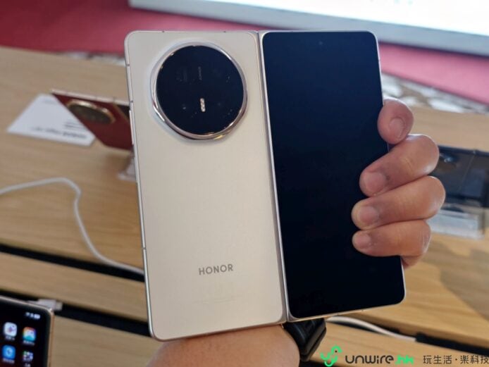 Honor Magic V6 大摺手機展示.