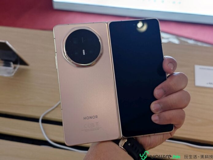 Honor Magic V6摺疊手機展示.